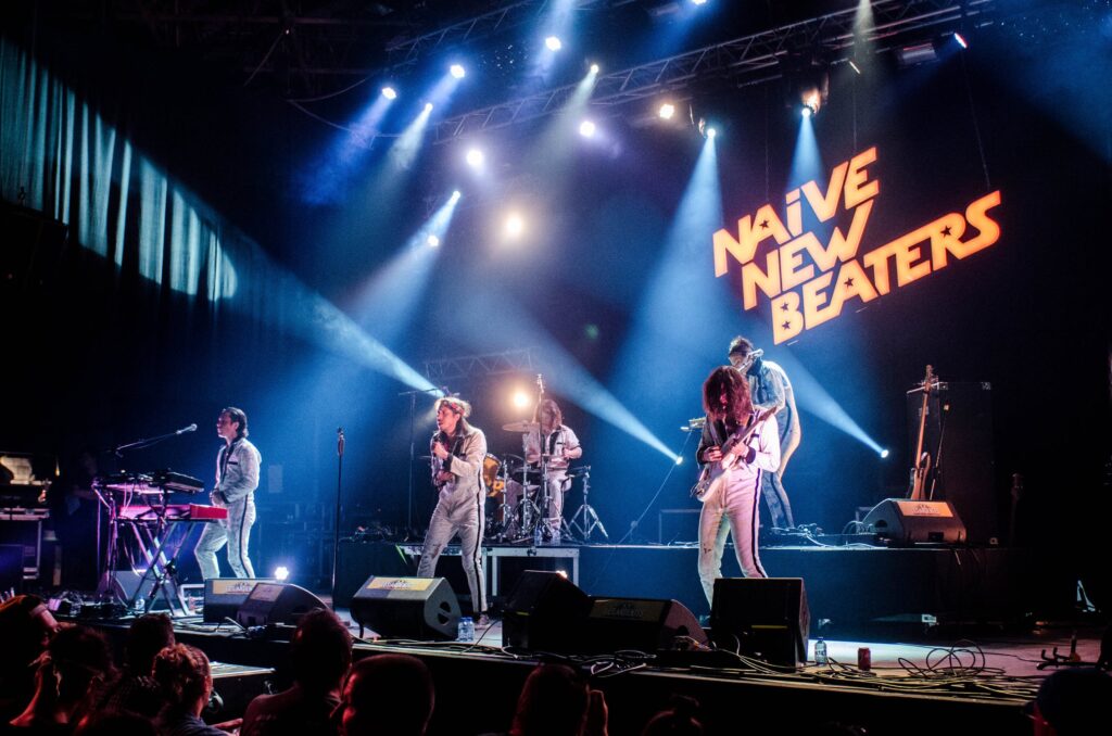 دست به مهره بازی است