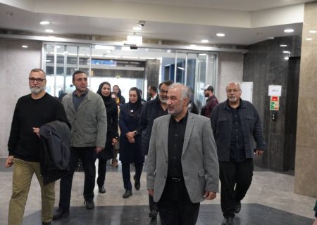 تاکید «محمدمهدی عسگرپور» بر نقش پررنگ سینما در ثبت وقایع و درج آن در حافظه تاریخی/ دیدار سینماگران با کادر درمان بیمارستان‌های امام خمینی و شریعتی